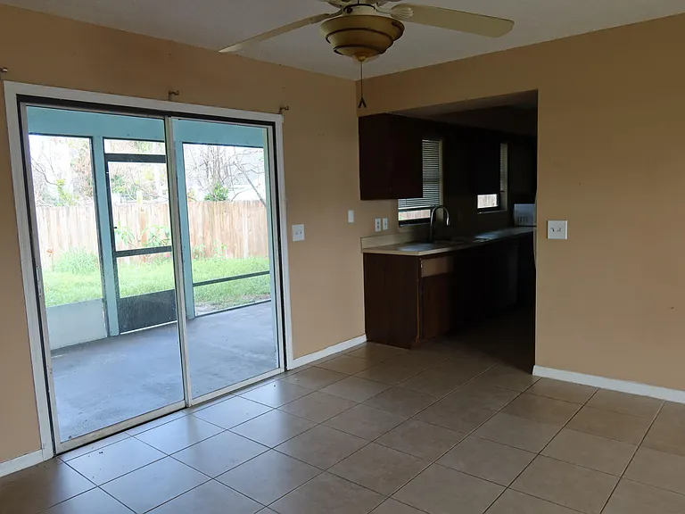 601 SE Polynesian Ave — Photo 12