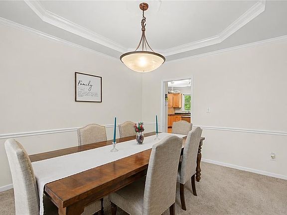 4th image of 615 Stonebriar Way SW