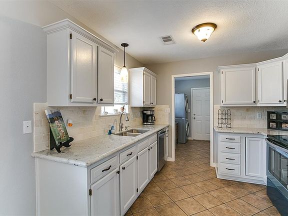 5th image of 32515 Westwood Square East Dr