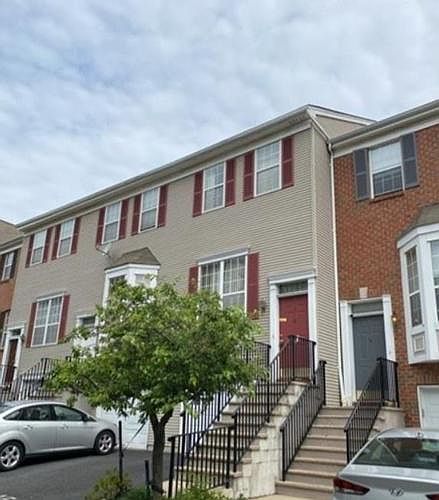 1st image of 10 Ashby Ln Unit 10