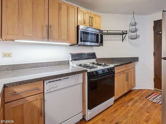 5th image of 1039 N La Salle Dr APT 5