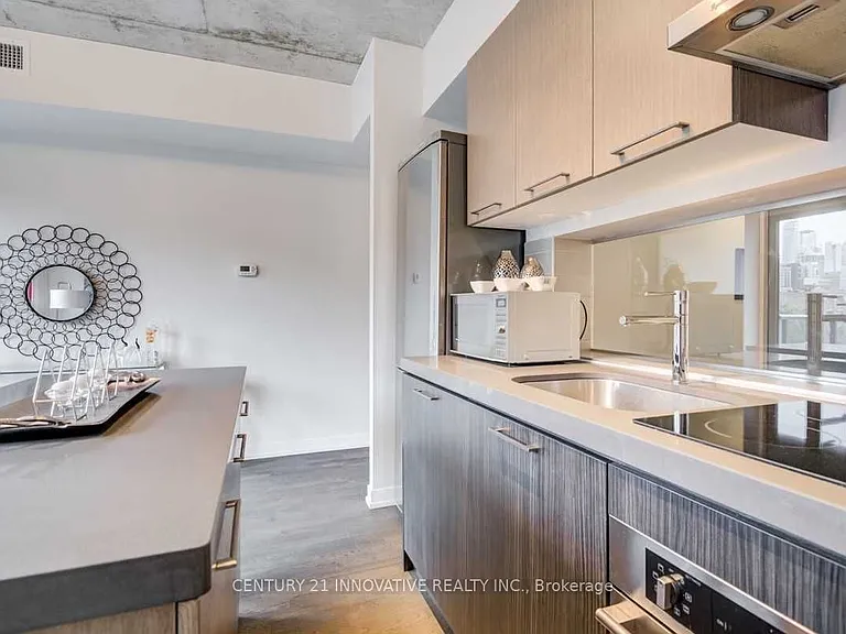 560 King St W #408 — Photo 6