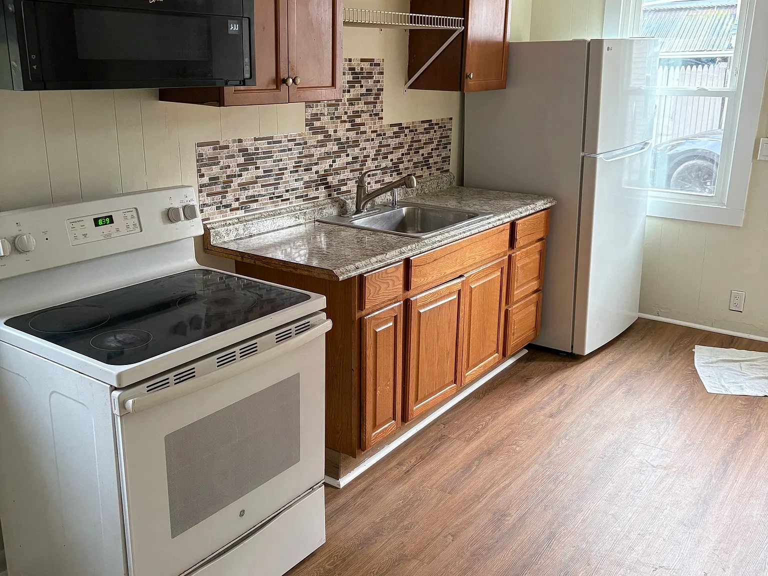 2 bed, 1.0 bath, 1560 sqft, $1,900 — Photo 2