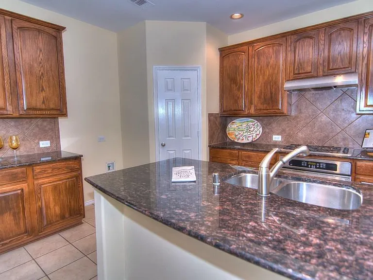 9400 Woodhurst Dr — Photo 8