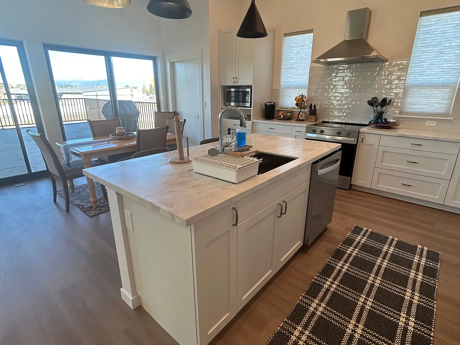 3 bed, 1500 sqft, $2,400 — Photo 2