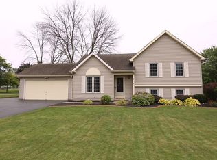 2 Colonist Ln, Rochester, NY 14624