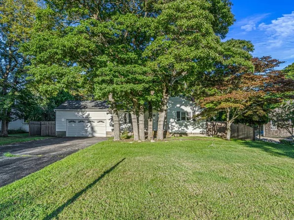 189 Belleview Ave, Center Moriches, NY 11934