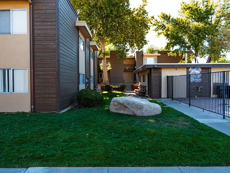 Fairway Park Manor — Photo 5