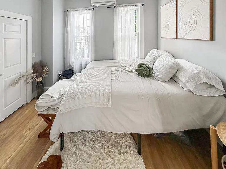 1076 Summit Ave #4 — Photo 1
