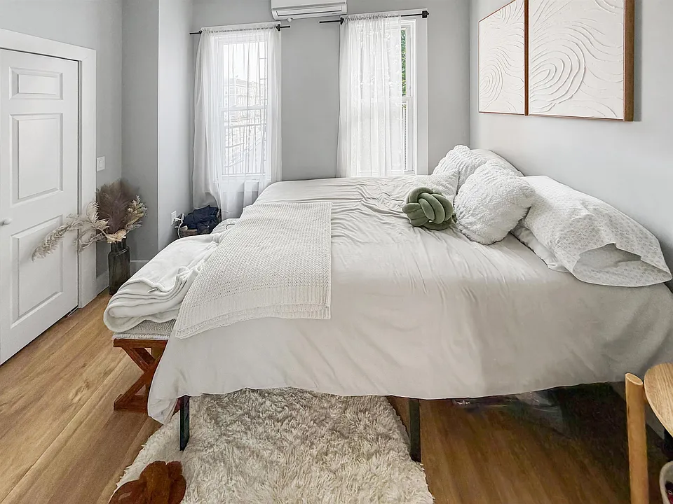 1076 Summit Ave #4