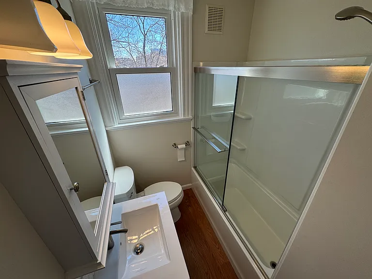 Bathroom with tub/shower
