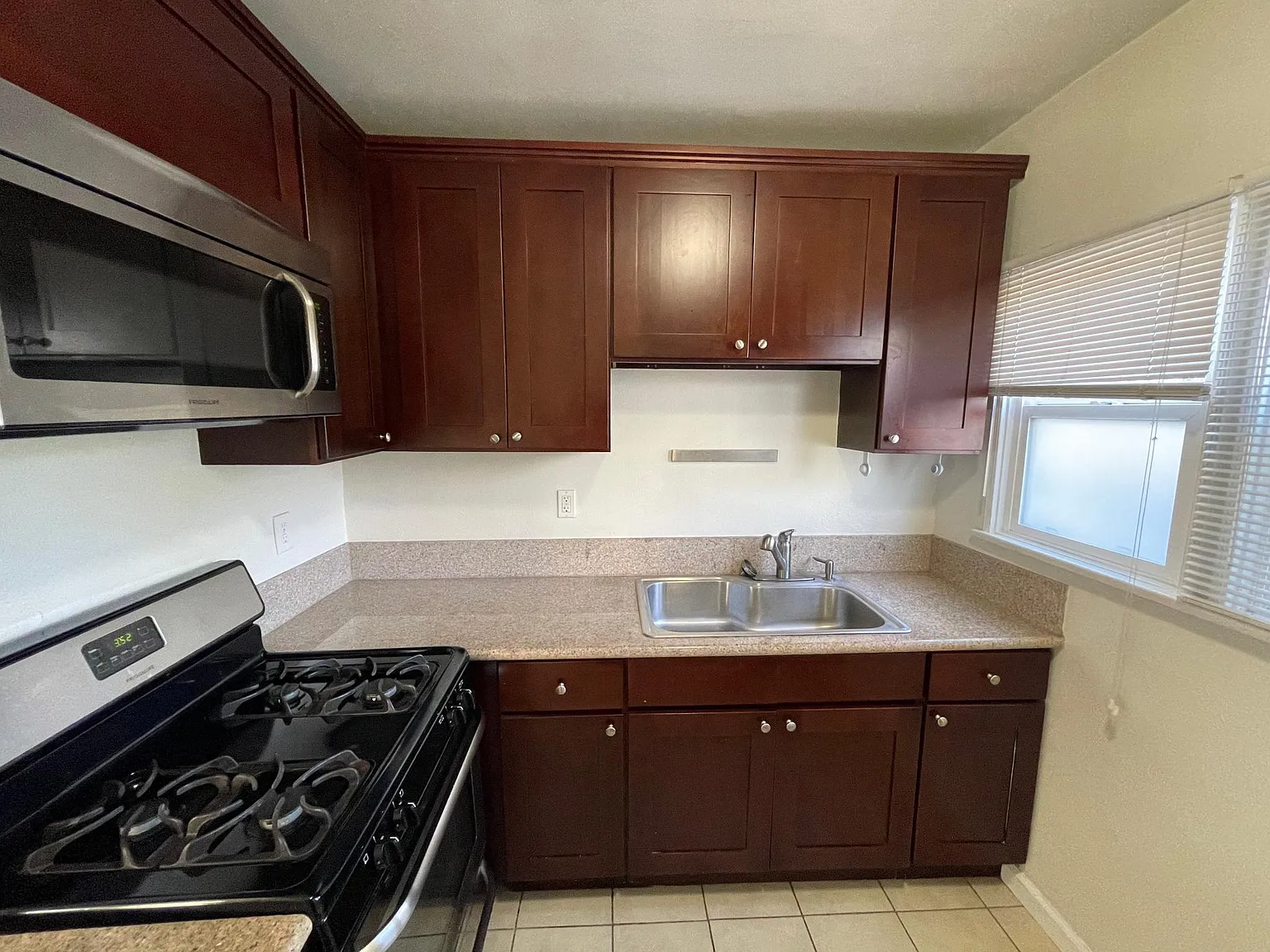 Studio, 420 sqft, $1,995 — Photo 3
