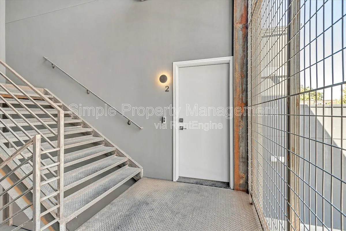 Building Photo - 1625 NW 16th St #2