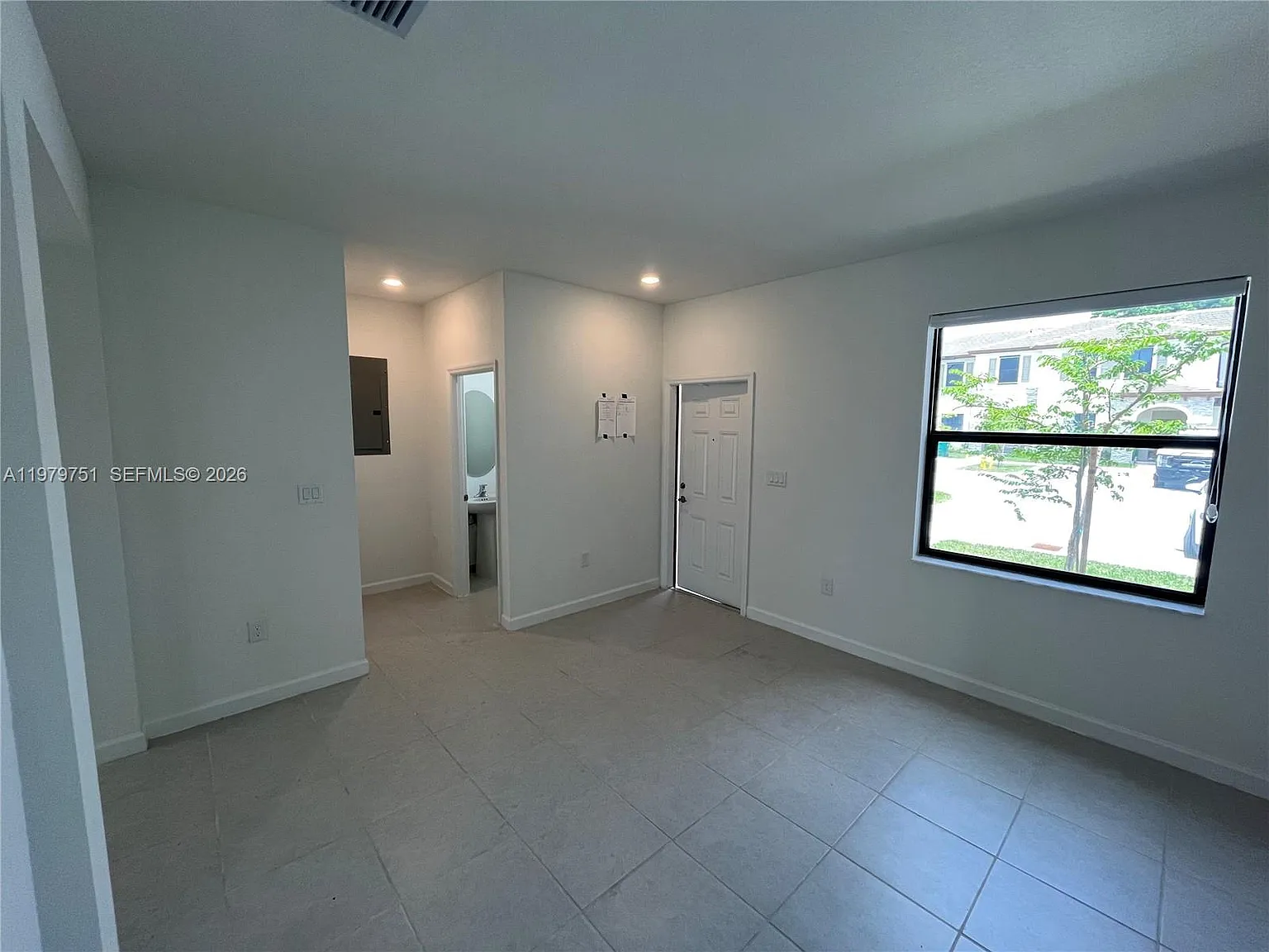 3 bed, 1489 sqft, $2,700 — Photo 2