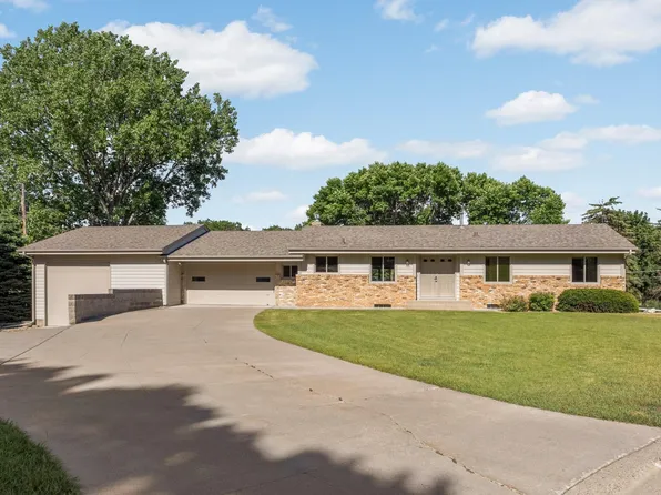 112 Mayo Dr, Burnsville, MN 55337