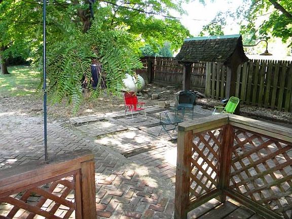 Lots of Entertaing Space!