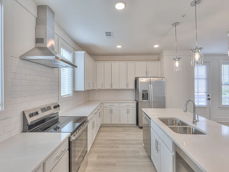 1589 Residences — Photo 12