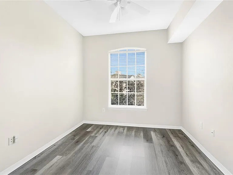 5160 Northridge Rd #301 — Photo 15