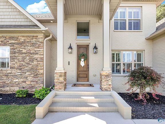 3rd image of 503 Meadowview Dr NE