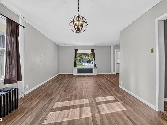 3rd image of 218 7th Ave NW