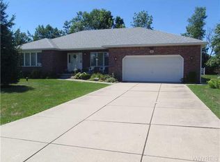 14 W Royal Hill Dr, Orchard Park, NY 14127