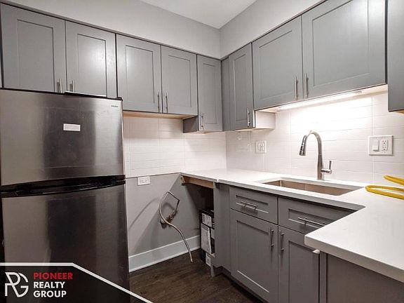 3rd image of 450 W Aldine Ave #517