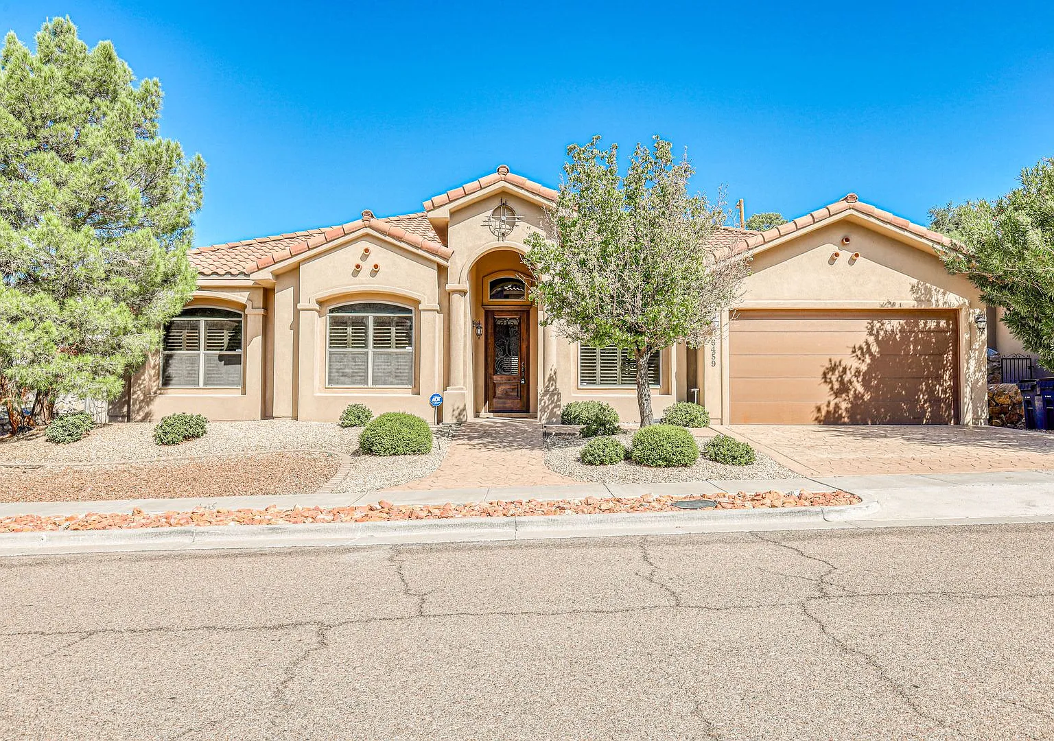 Westside area (Completely Furnished) Beautiful 4 bed/3 baths — Photo 1