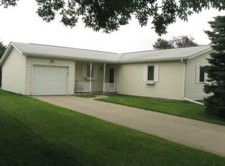 17 Williams Cir, Hills, IA 52235