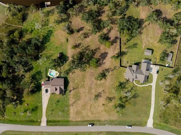 32742 Bayou Bnd, Richwood, TX 77515