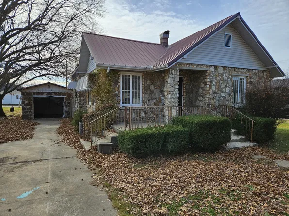 420 W College Street, Aurora, MO 65605