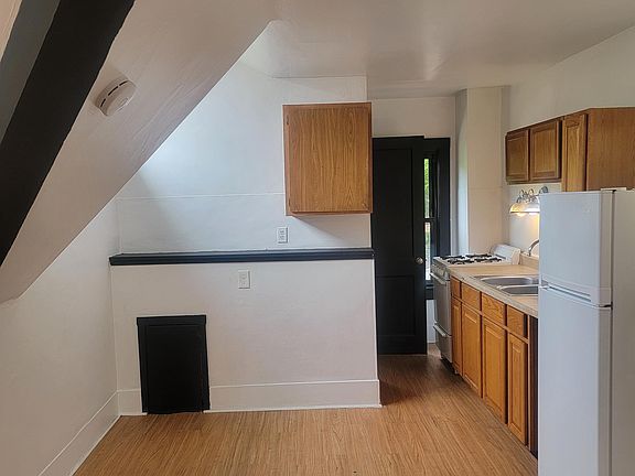 4th image of 43 Cotter Ave #3