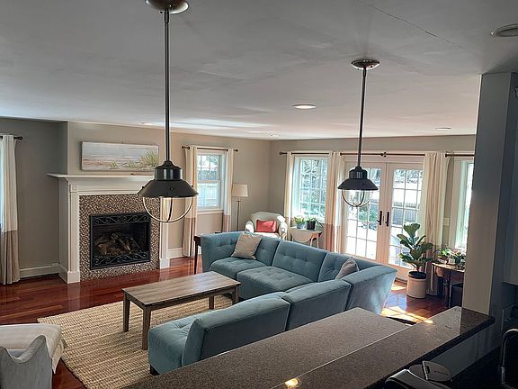 Family Room w Gas Fireplace