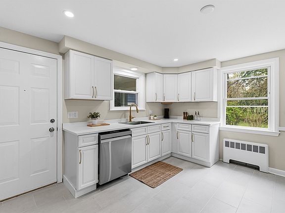 4th image of 22 Balmoral Ct