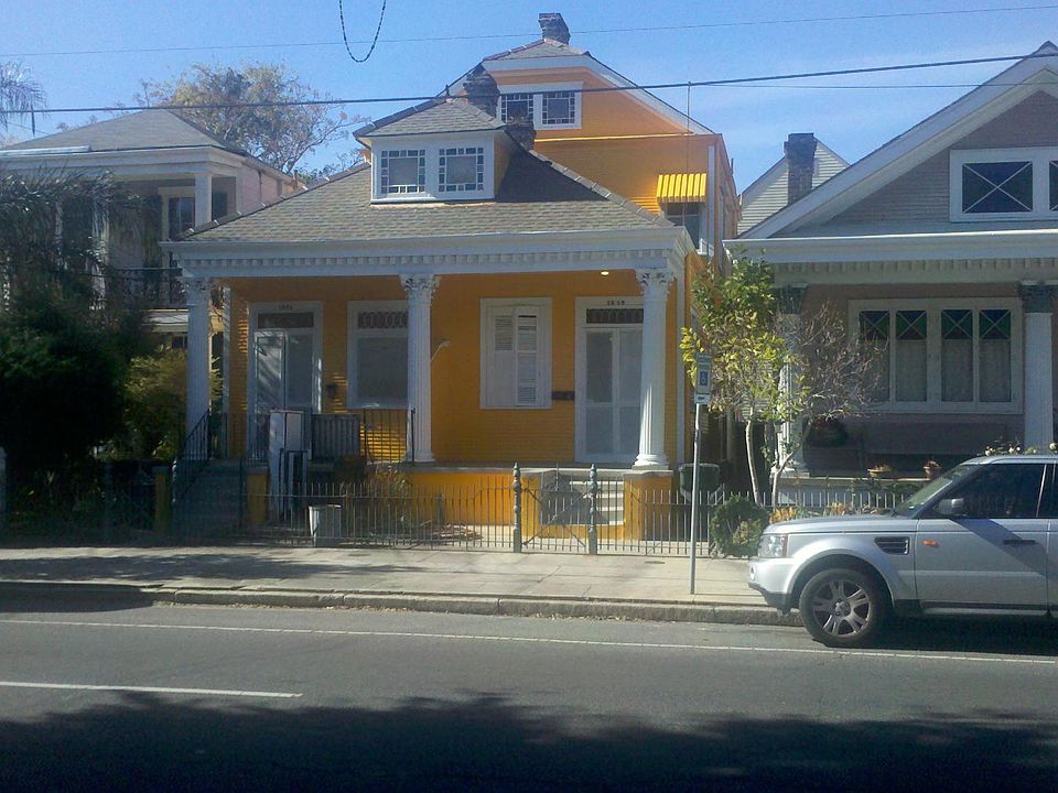 Amazing Magazine Street Location:
1 block from Saint Vincent Hotel