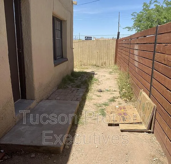 2632 N Stone Ave #9 — Photo 16