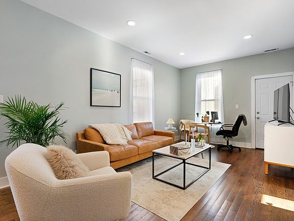 2nd image of 1319 W Barry Ave APT 1R