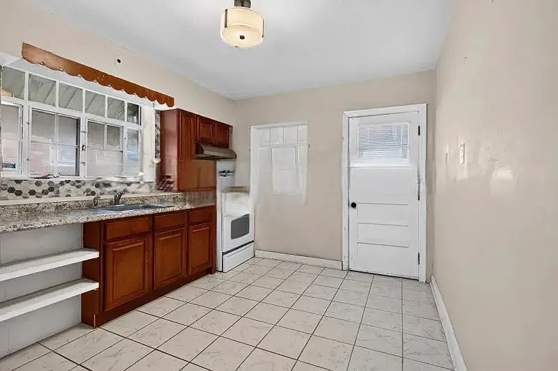 2 bed, 1052 sqft, $1,070 — Photo 3