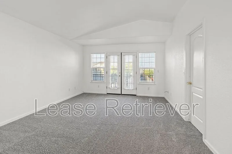 4 bed, 2.5 bath, 1926 sqft, $2,200 — Photo 4