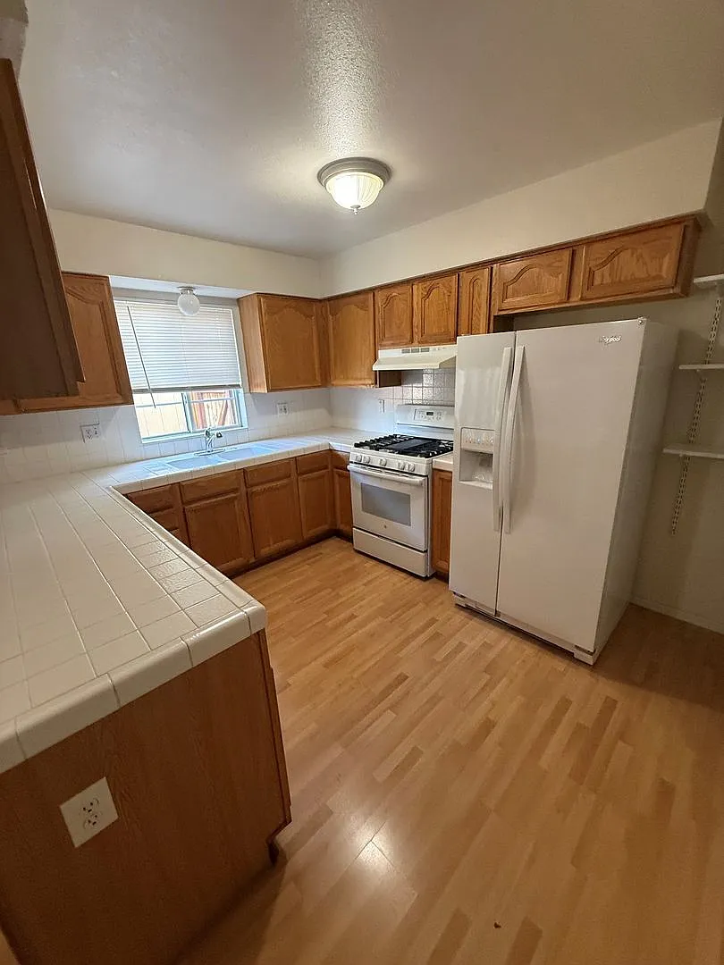 Nice Unit in a Duplex. Private Enclosed Yard, — Photo 2