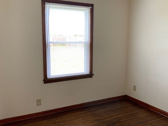 5th image of 824 N Hudson Ave