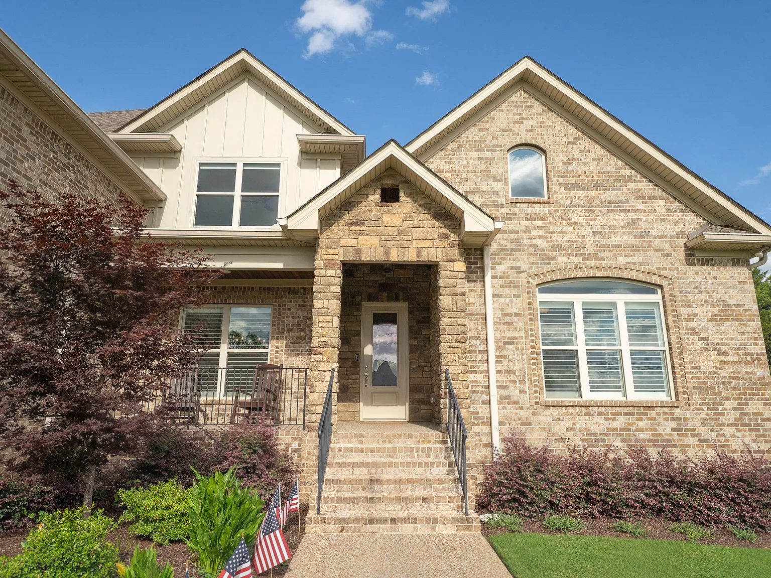 5 bed, 4.0 bath, 3839 sqft, $5,100 — Photo 3