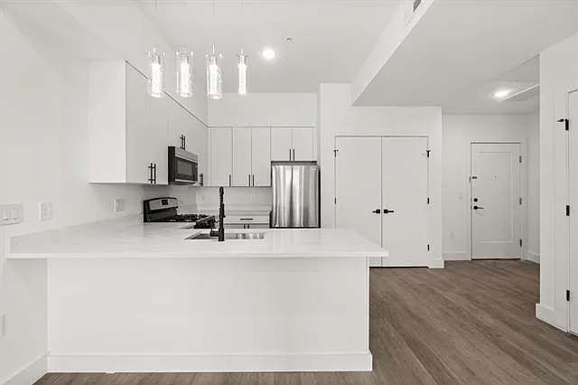 425-429 Avenue C404 — Photo 6