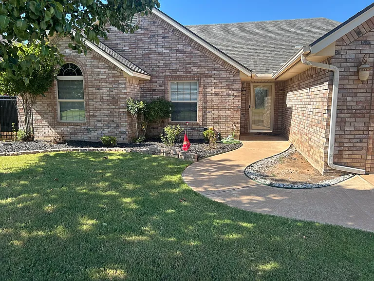 3706 NE Fieldcrest Dr — Photo 2
