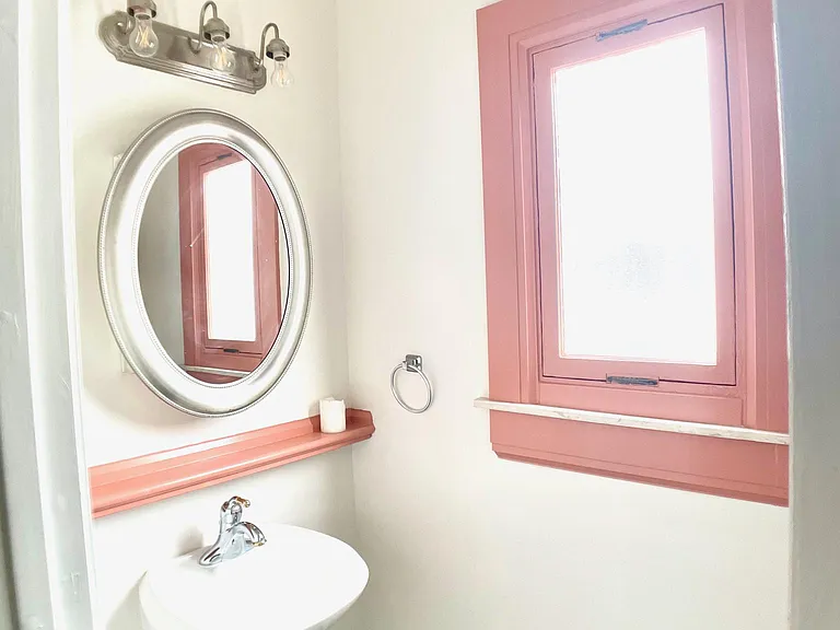 1st floor 1/2 bath