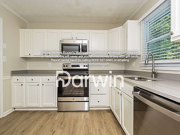 3rd image of 2930 High Brook Way SE