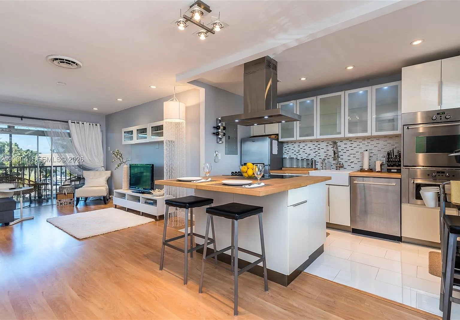Chateau Terese Condo — Photo 1