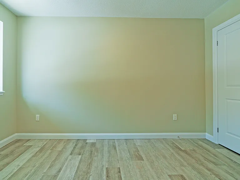 889 Chestnut Cres — Photo 18