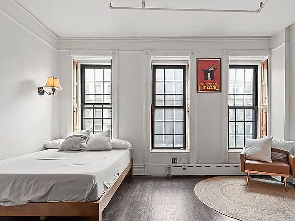 2nd image of 1698 Lexington Ave #3R