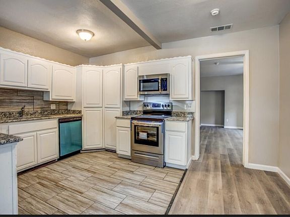 5th image of 2806 Poinsettia Dr