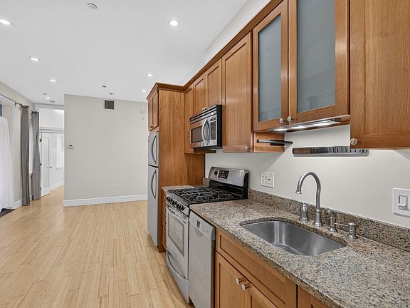 4th image of 8 Garden Ct APT 2